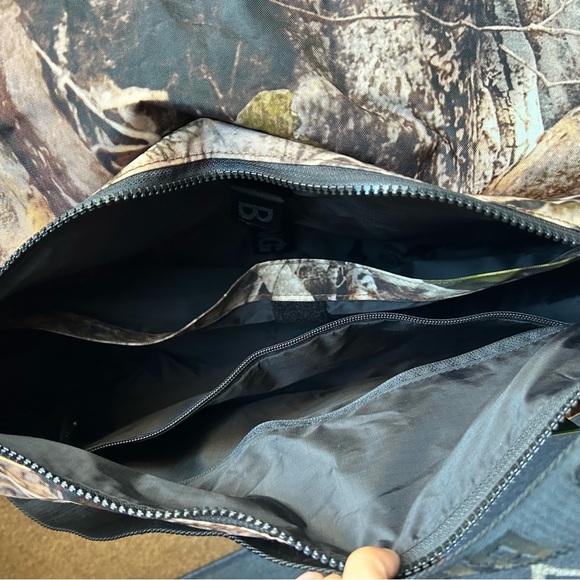 BAGGU Nylon Messenger Bag in Photo Forest - Picture 9 of 9